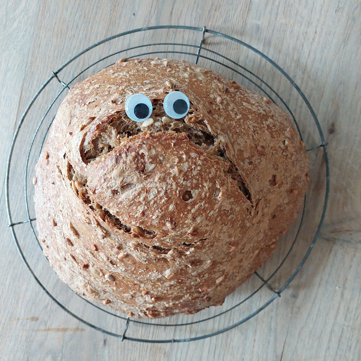 zelf gebakken zuurdesem brood versiert met grote wiebelogen