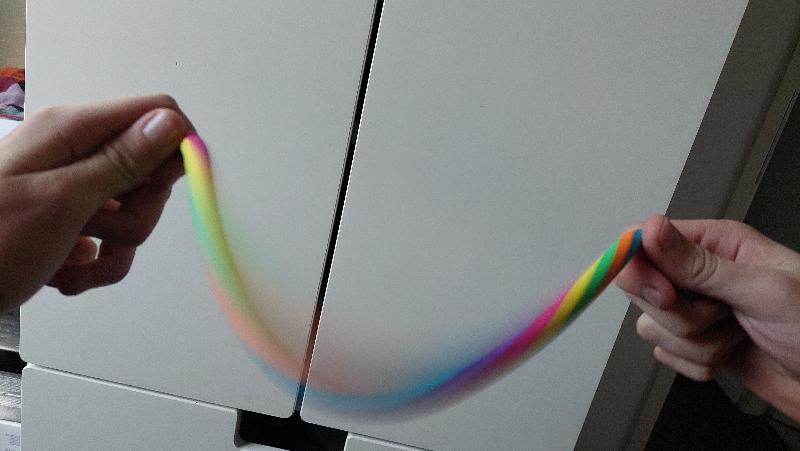 slingerende stretch snoer regenboog, tweehandige hand oog coordinatie en krachtregulatie oefening, motoriekmateriaal