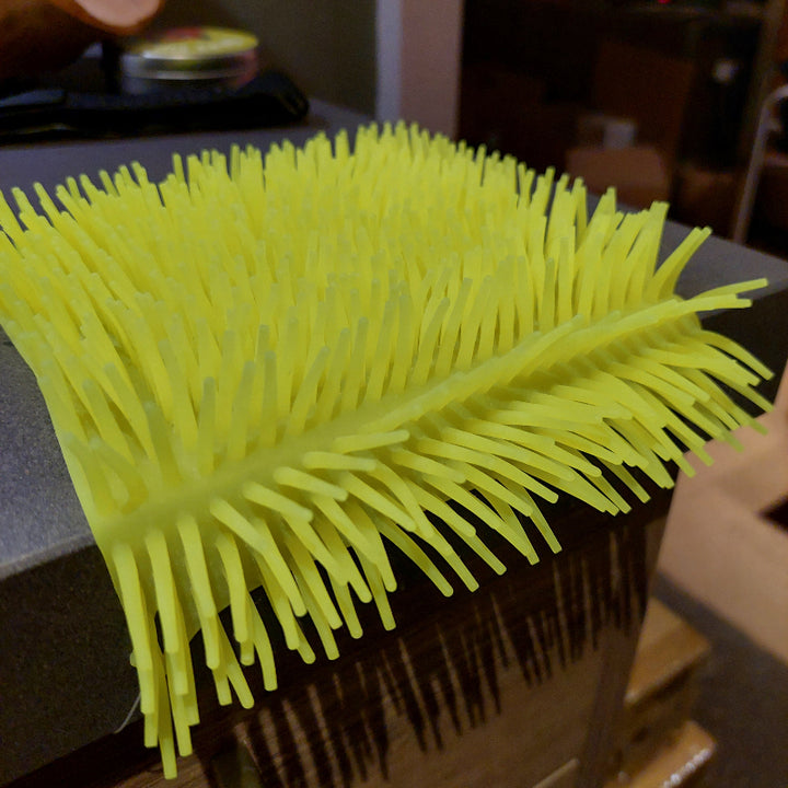 fluffy mat, sensoriek speelgoed, fidget, toys42hands, fluffy mat hand van de tafel af