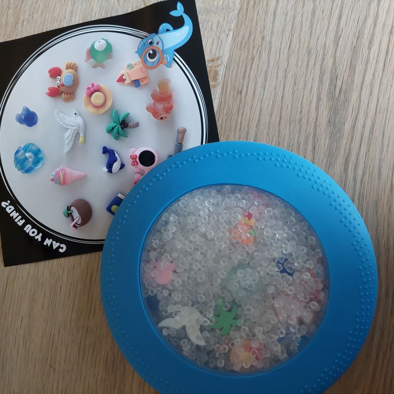 opdrachtskaart van het speel peekaboo van jellystone, voelzak, voel spel, sensoriek spel, met thema strand