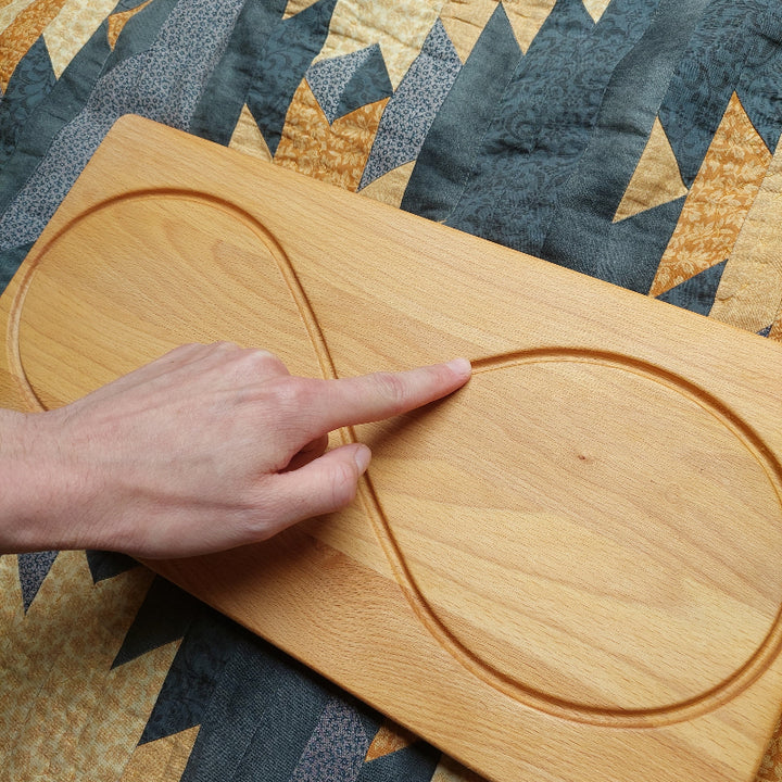 houten lemaniscaat met vinger natekenen