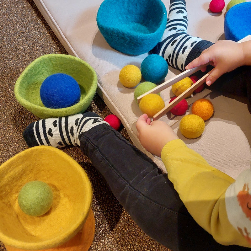 peuter speelt met vilt speelset van goki, motoriekspeelgoed, montessorie speelgoed