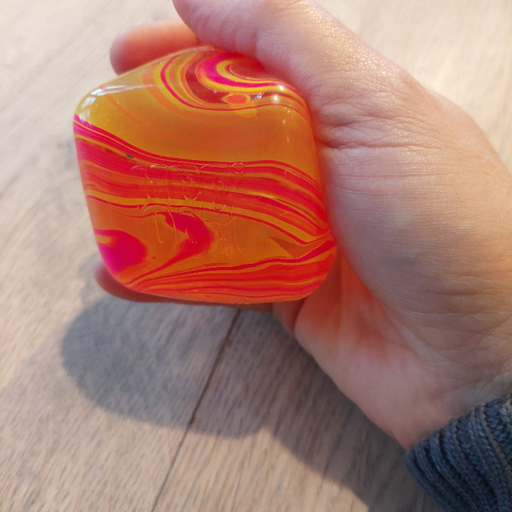 needoh nice cube swirl in hand, grote antistress kubus, fidget toy, antistressbal