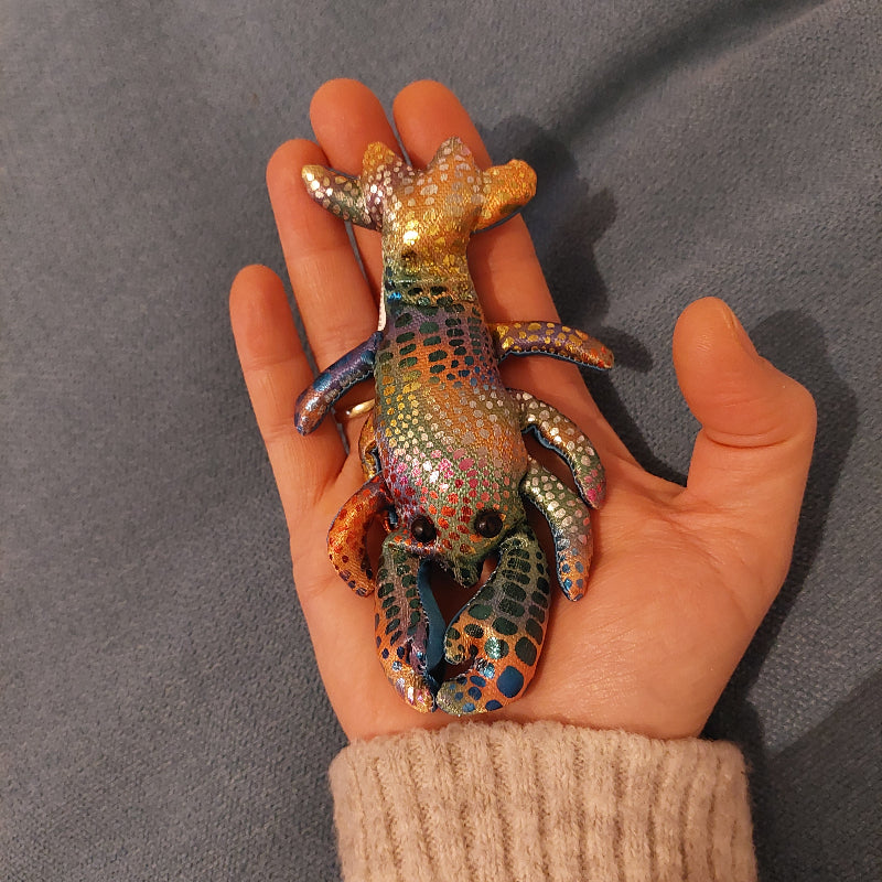 mini zanddier zandkreeft, lobster, op hand, sensorisch materiaal, fidget toys