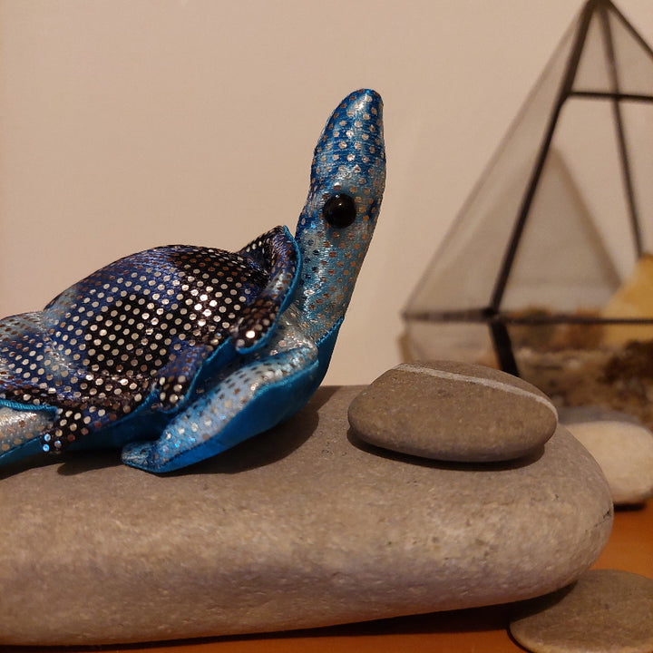 blauw zanddier schildpad op steen, mini zanddier, fidget znaddier