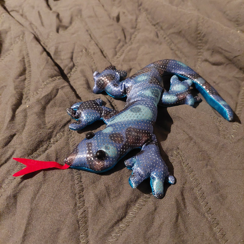 mini zanddier blauw, hagedis op deken, rode tong, sensoriek zanddiertje
