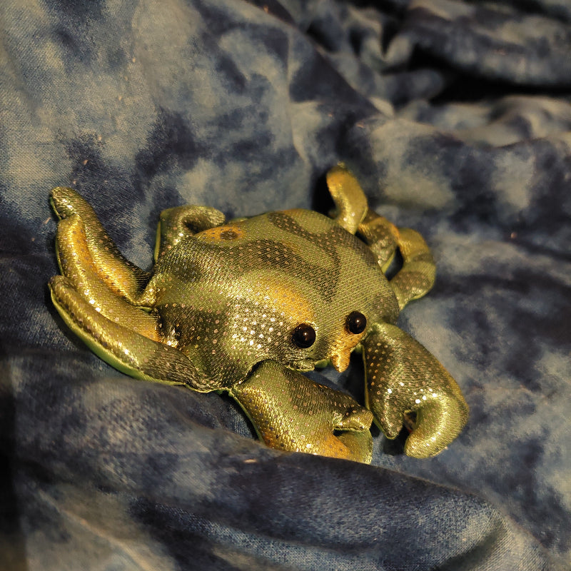mini zanddier kreeft groen, op blauwe deken, sensoriek materiaal