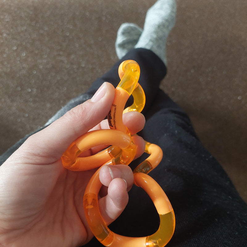 grote palm tangle oranje in hand, achtergrond soxs, ontspanningsmateriaal