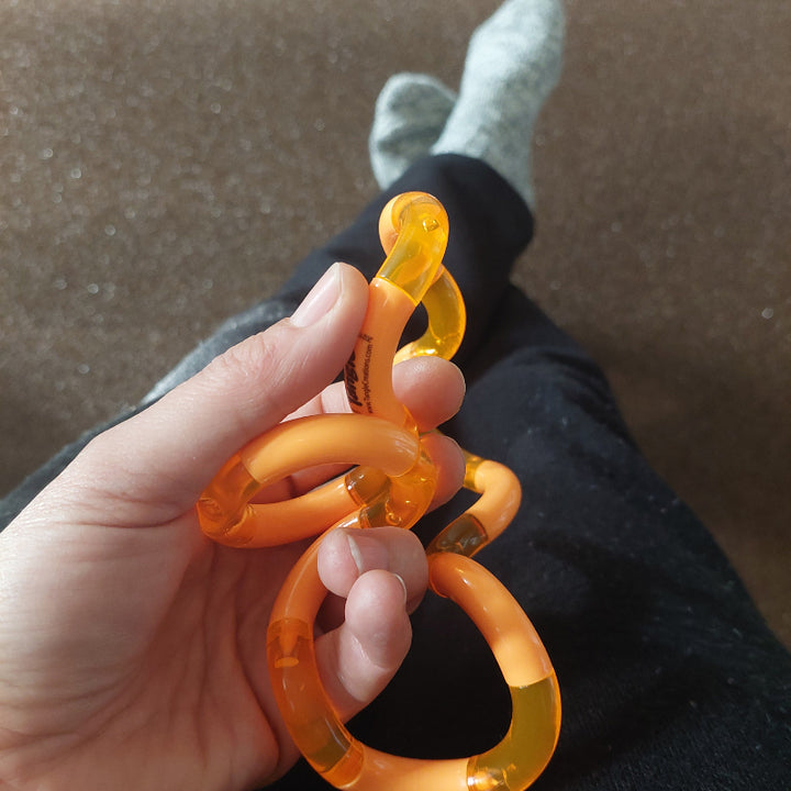 grote palm tangle oranje in hand, achtergrond soxs, ontspanningsmateriaal