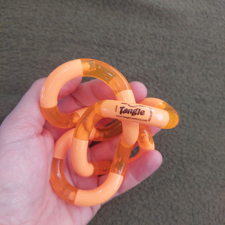 in hand opgerollde tangle palm, zo groot als een hand, grote oranje tangle
