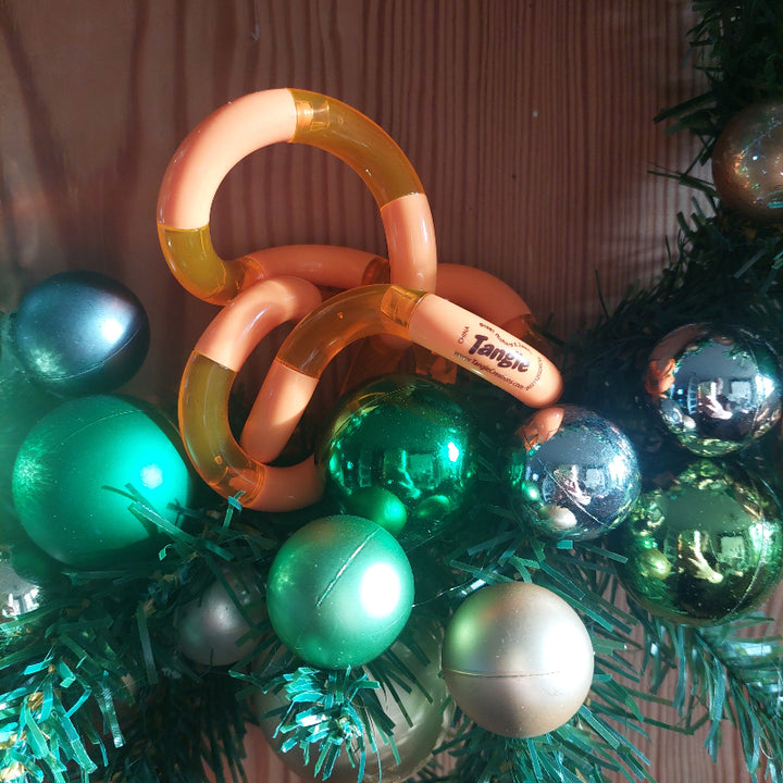 palm tangle oranje met groene kerstballen, sfeer foto. tangle fidget, grote tangle