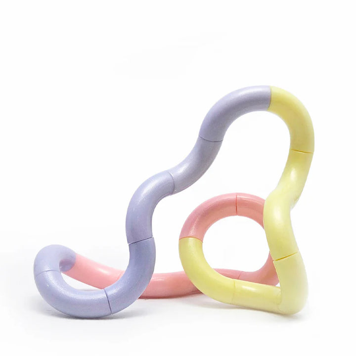 nieuwe tangle clouds, gedraaid in de kleuren paars, roze en geel, pastelkleuren, zacht kleuren tangle