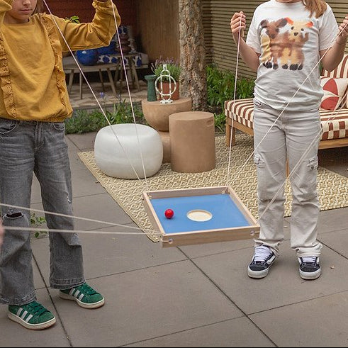 4 kinderen spelen met het actief coordinatie spel van bs toys, cooperatief spel, motoriekspel