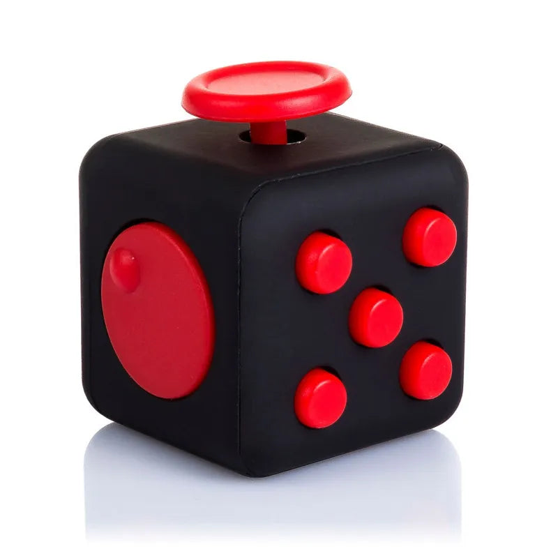 zwarte fidget cube met rode knoppen op witte achtergrond, drie kanten van de kubus zichtbaar: draaischijf, draaiknop en 5 drukknoppen