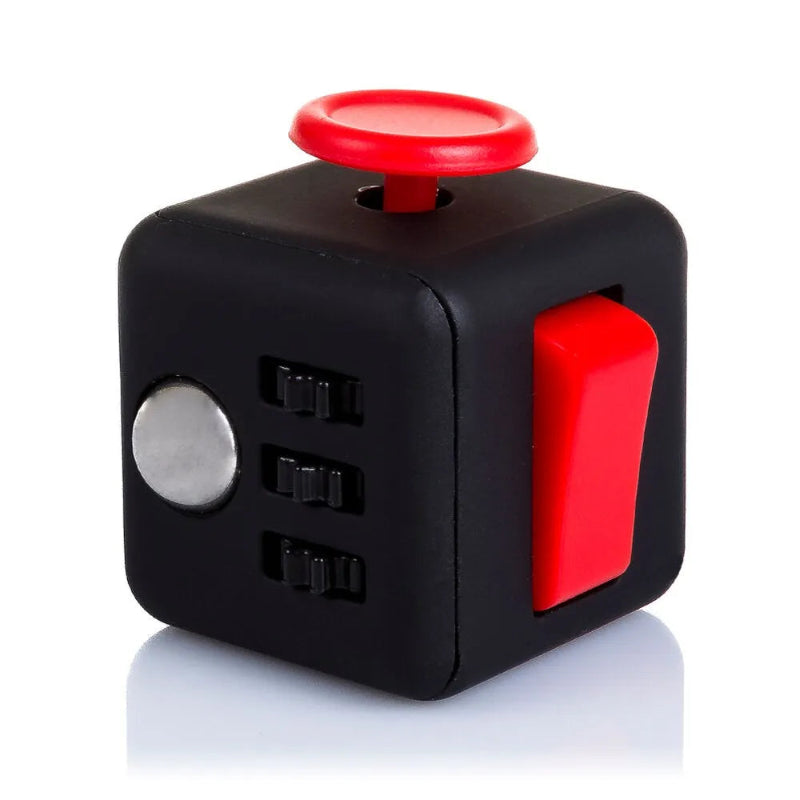 fidget cube in het zwart met rode knopen, drie kanten van de kubus zichrbaar, ronde draai knop, schakelaar, zwarte wieltjes om te draaien, zilverne metalbal om de rollen
