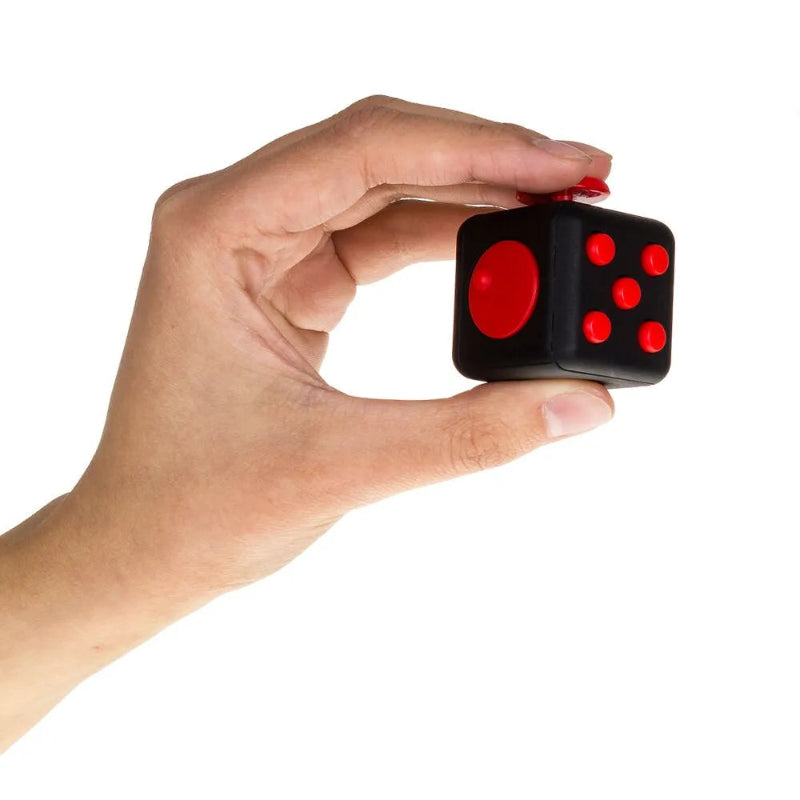 hand hout zwarte fidget cube met rode knopen vast