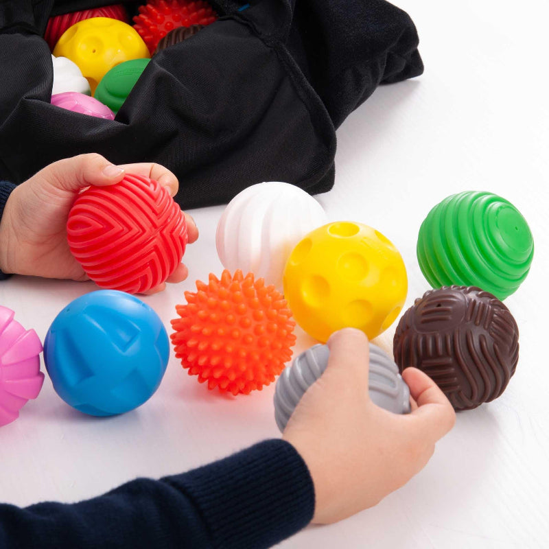sensoriek ballen van tickit, 18 ballen, bal in kinderhand