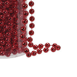 Glinsterende kralenslinger rood met glanzende kralen close-up
