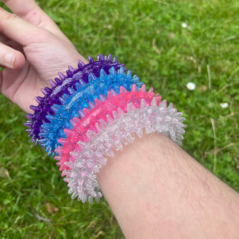 Armband met stekels om arm