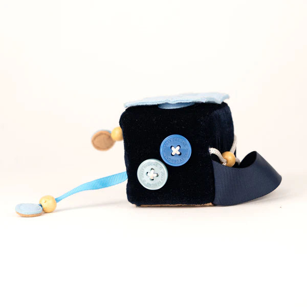 jolly design, duurzaam fidget cube, quiet book cube, sluitingen fidget