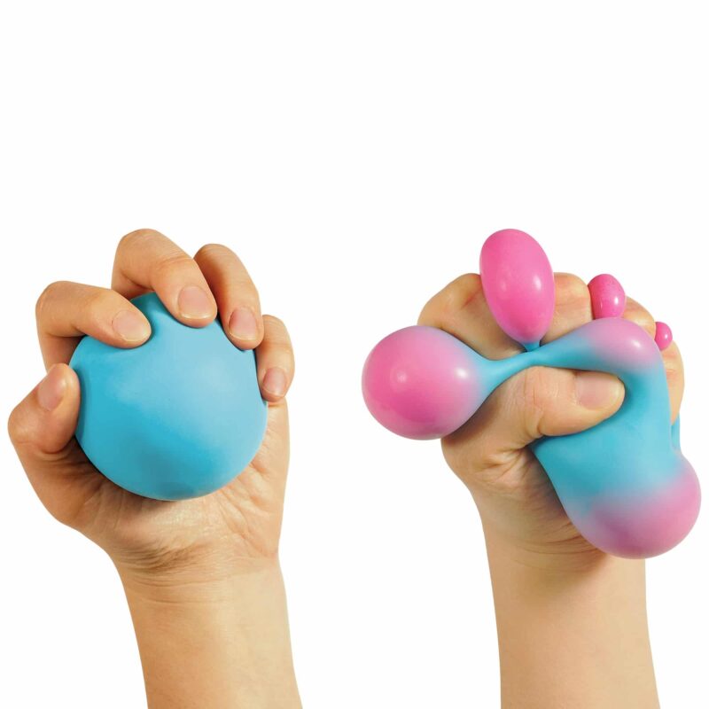 Hand die blauwe NeeDoh fidget bal indrukt en van kleur ziet veranderen