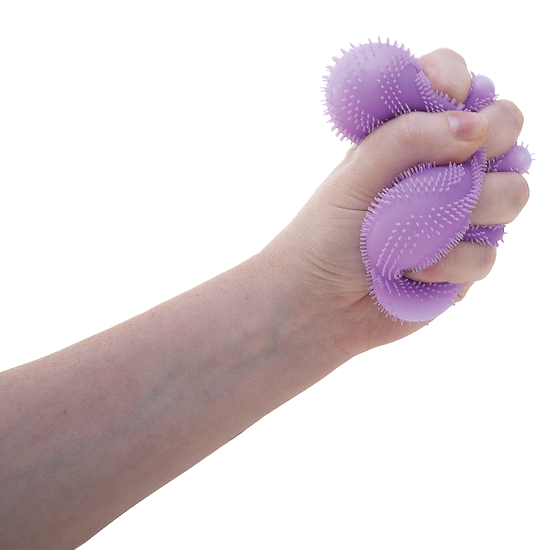 paarse needoh fuzz flower power bal in hand, gedrukte ball, motoriekspeelgoed