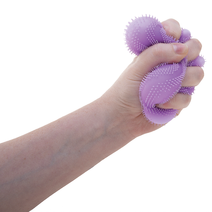 paarse needoh fuzz flower power bal in hand, gedrukte ball, motoriekspeelgoed