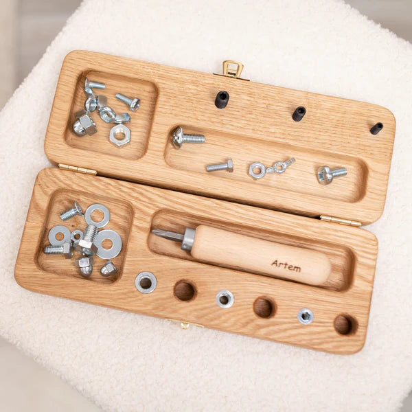 Houten screw board van Threewood met 20 bouten, moeren, schroeven en schroevendraaier in een stevige opbergbox – oefenmateriaal voor fijne motoriek en handvaardigheid.
