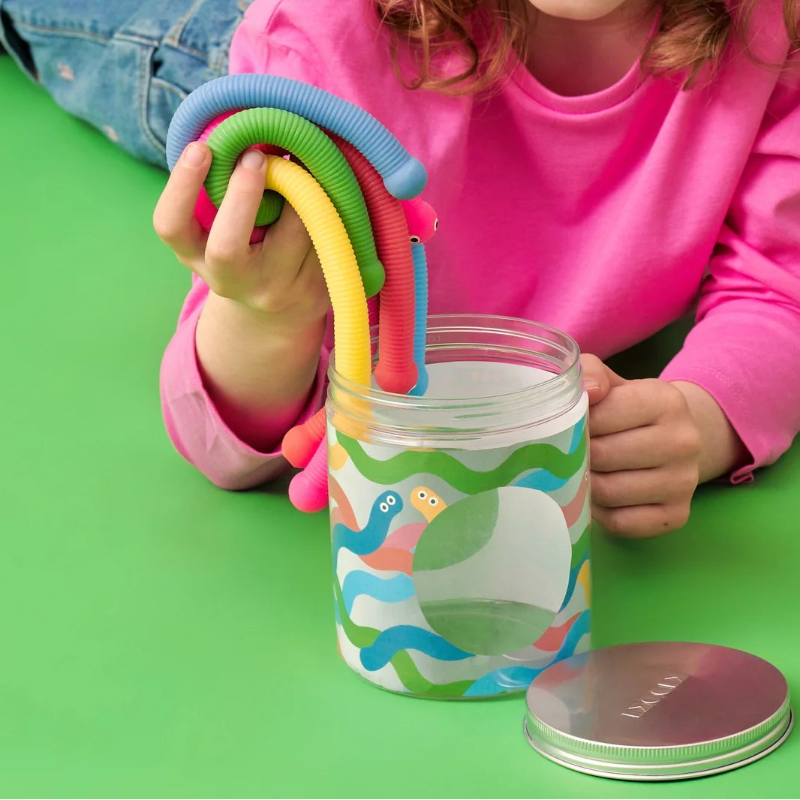 Kind speelt met stretch worm fidget speelgoed ter ondersteuning van focus en zelfregulatie, sensoriek materiaal