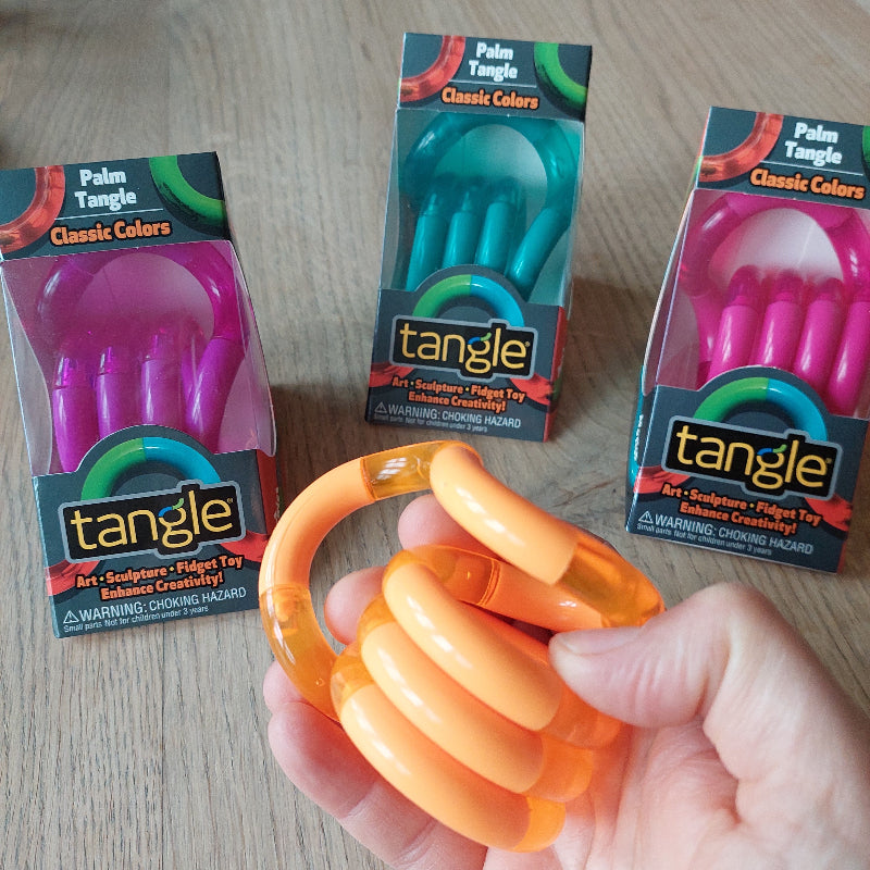 Palm tangle oranje in hand, op de achtergrond andere kleuren palm tangles