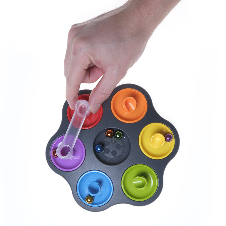 detail foto van hand met het spel smart games dropzone, inzicht, tweehandigheid, fijne motoriek spel, toys42hands