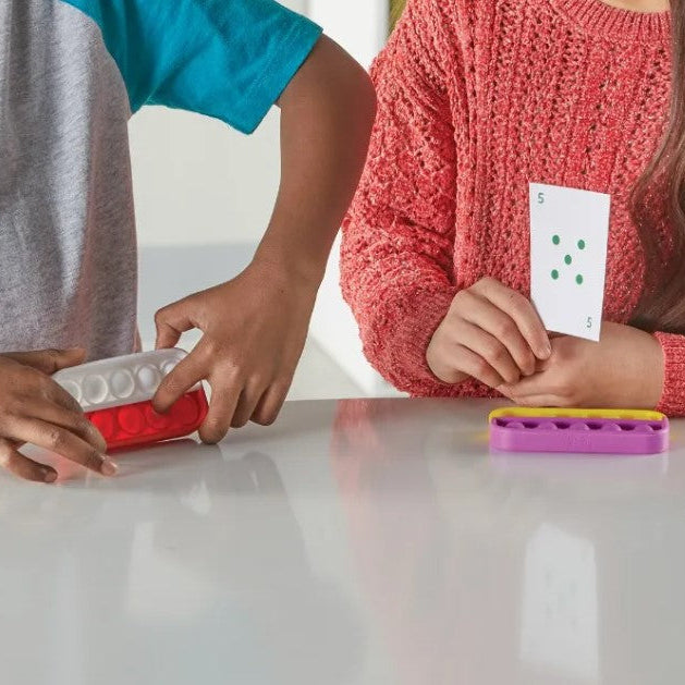 twee kinderen spelen met de ten frame rekenrekjes van learning resources, basisschool materiaal