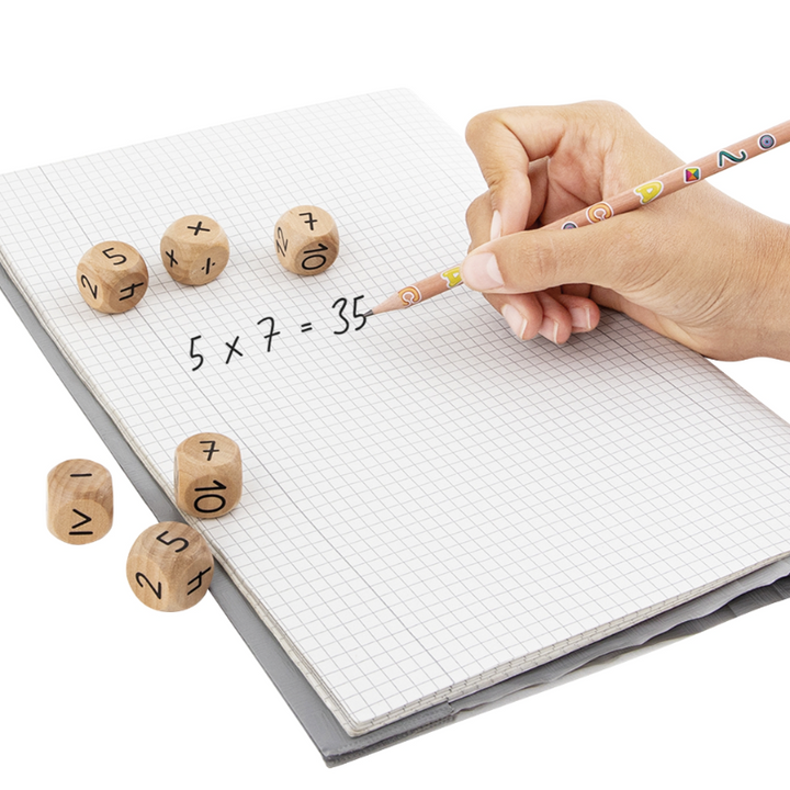 cijferdobbelstenen, rekensom op papier met hand die de som opschrijft, reken dobbelstenen