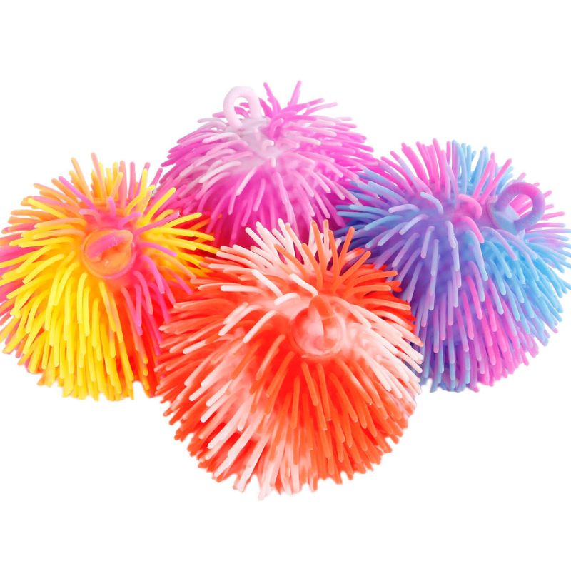 Vier Puffer Mania ballen met lange tentakels in verschillende kleuren, ideaal voor sensorisch spel en groepsactiviteiten