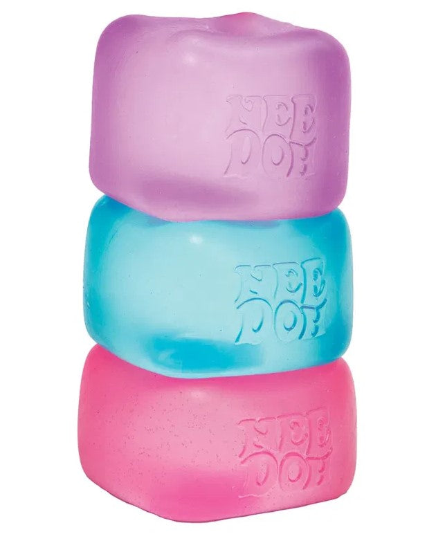 drie kleuren needoh nice cube, de original needoh ice cube. drie ijs kubes van needoh gestapelt als fidget toren