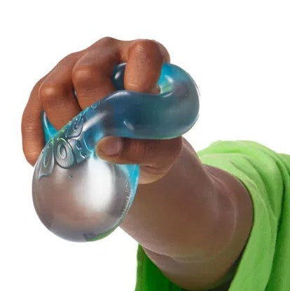 needoh nice cube ice cube blauw in hand gedrukt, sensoriek materiaal, fidget van nee doh