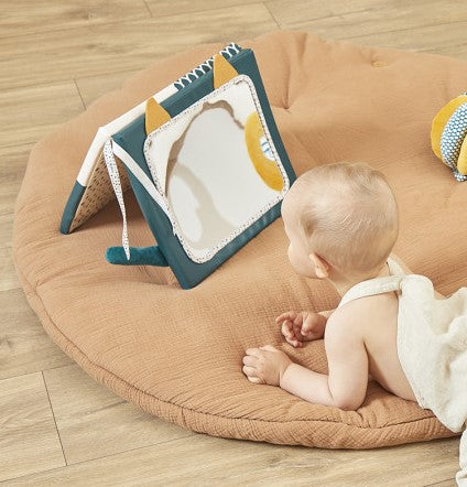 baby op speelkleed met babyspiegel van kaloo, buikligging, motoriekspeelgoed, sensoriek babyspiegel