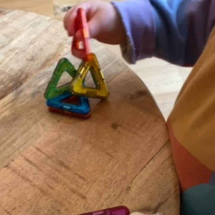 original magformers, kinder magneten, kinderhanden met driehoek magneten