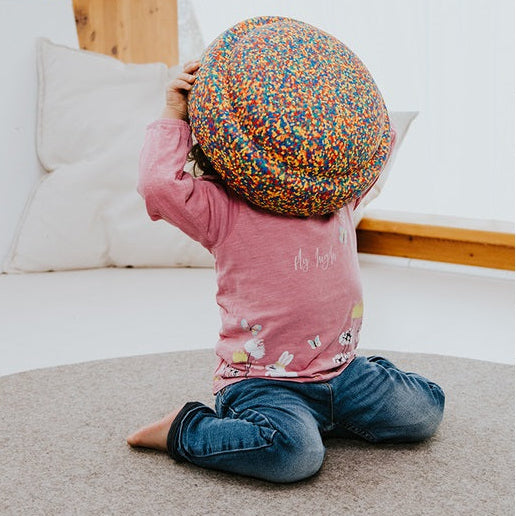Stapelstein confetti stein bunt open end play, kind versteckt sich