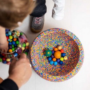 Stapelstein confettistein, sortierende kinder