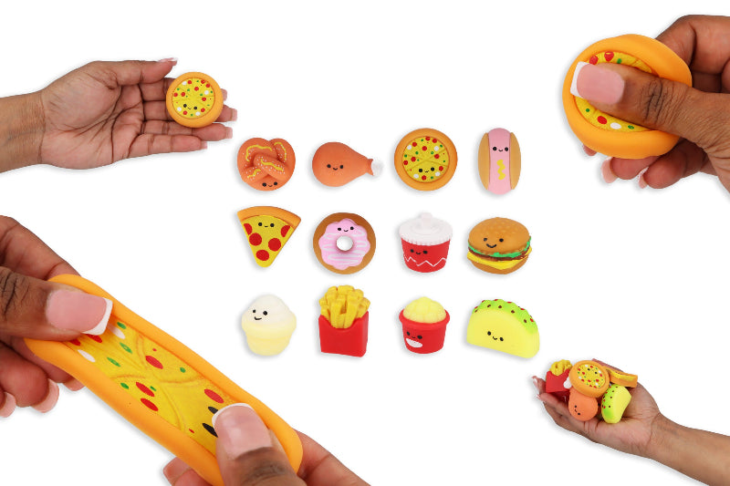 Fast food Mochi Squishy die in de hand wordt ingedrukt, toont de zachte en knijpbare textuur, sensoriek materiaal