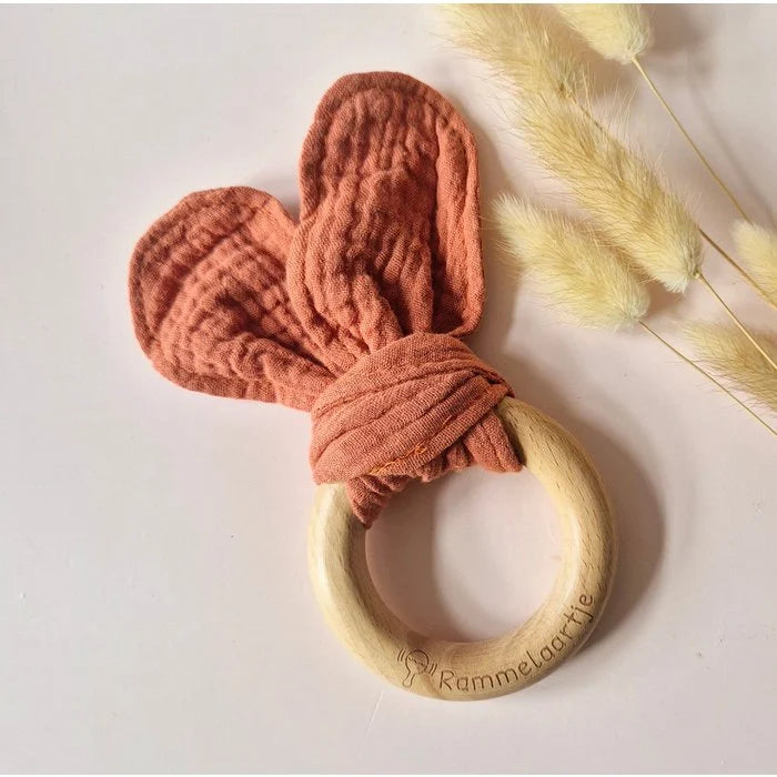 konijnen bijtring, houten ring met konijnenoortjes, natuurlijk babyspeelgoed, sensoriek materiaal