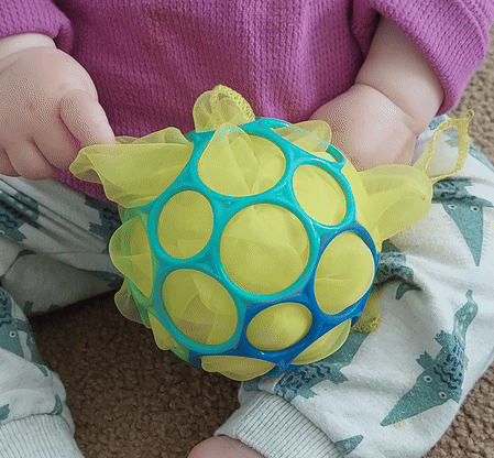 baby-oball-met-doekjes-fijnemotoriek