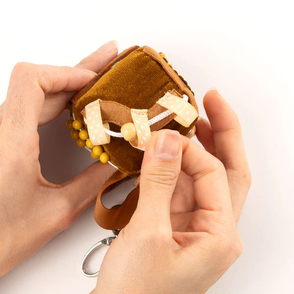 bruine fidget cube met handen, motoriekspeelgoed