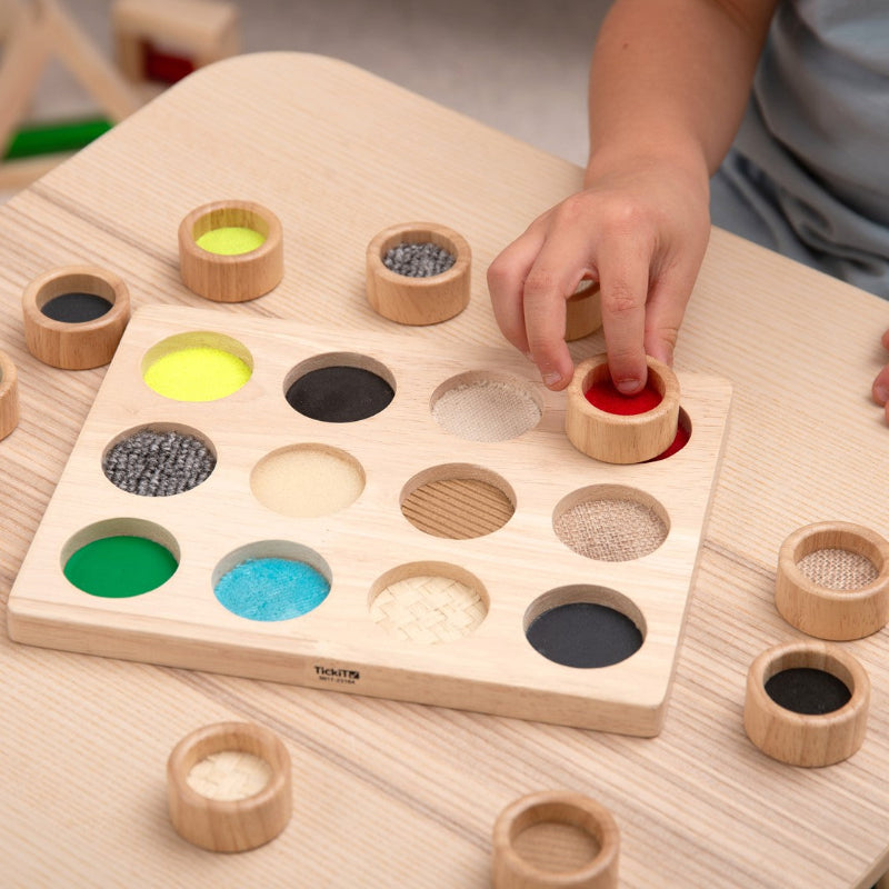 voelspel, voelmemory, voelbord, cilinder met verschillende structuren, sensoriek spel, kind aan het spelen