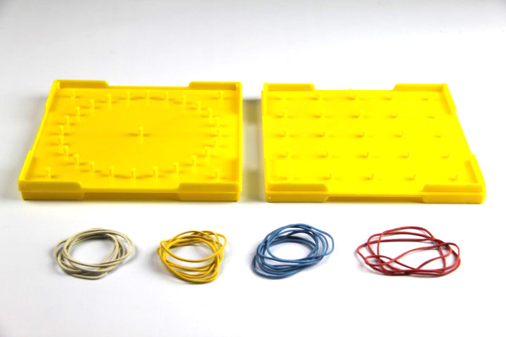 Twee gele geoboards 15x15 cm dubbelzijdig met raster en cirkel noppenstructuur zichtbaar
