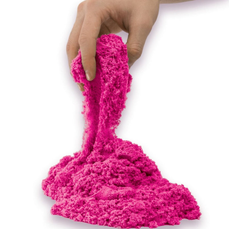 hand met vloiende kinetic sand, sensoriek en motoriek sand, original kinetic sand