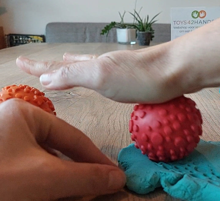 Toys42Hands Sensoriek motoriek modelleer ballen 4 stuks, met de hand erover heen rollen, afdruk in klei