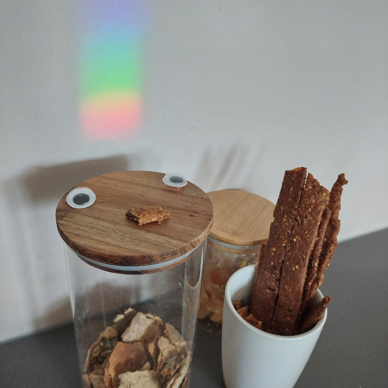 cracker doos met  Wiebelogen groot en regenbogen op de muur, motoriekspeelgoed