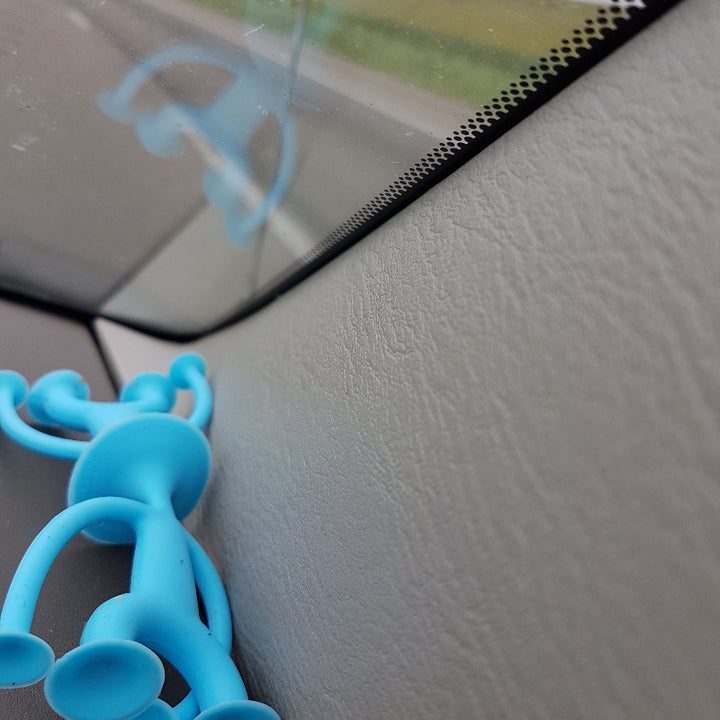 moluk Oogi junior zuignappop in de auto